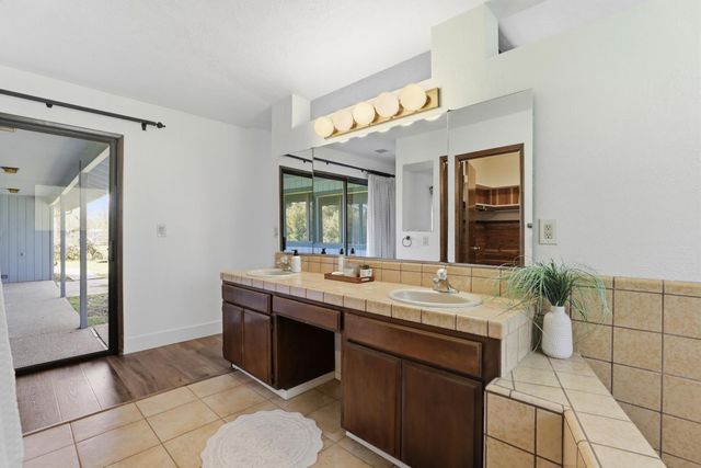 10400 Siefker Ct, Elk Grove, CA 95624