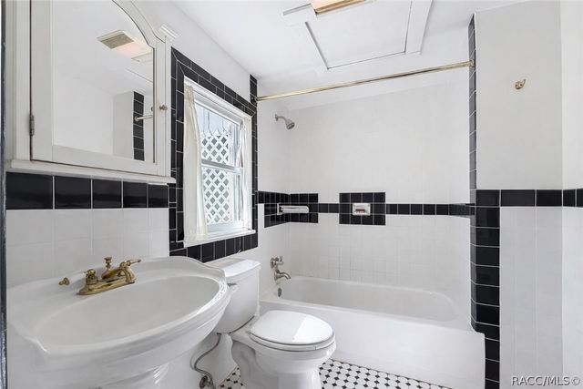 940 NE 4th Avenue, Crystal River, FL 34428