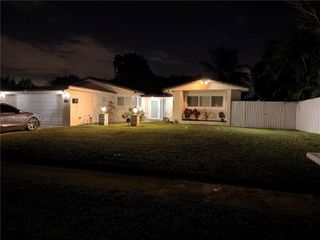 661 SW 67th Ave, Pembroke Pines, FL 33023