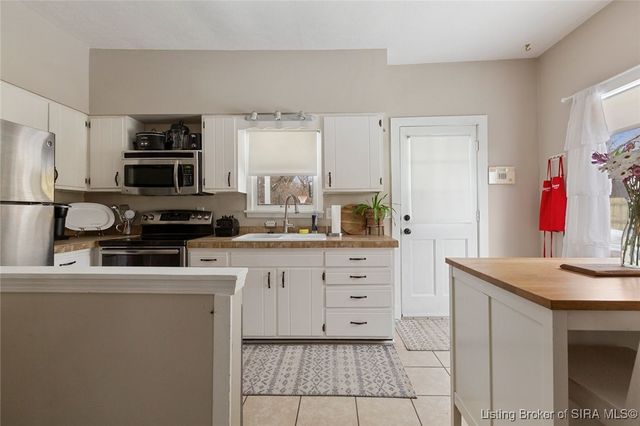 158 Indiana Avenue, Sellersburg, IN 47172