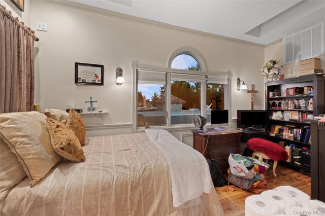 315 Wynsum Avenue, Merrick, NY 11566