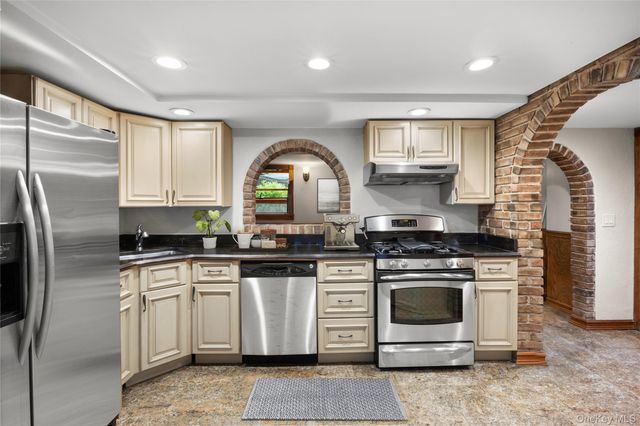 315 Wynsum Avenue, Merrick, NY 11566