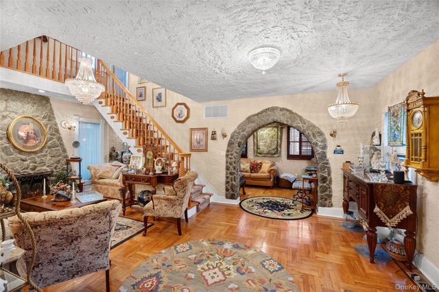 315 Wynsum Avenue, Merrick, NY 11566