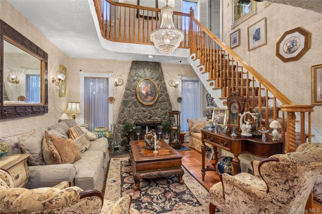 315 Wynsum Avenue, Merrick, NY 11566