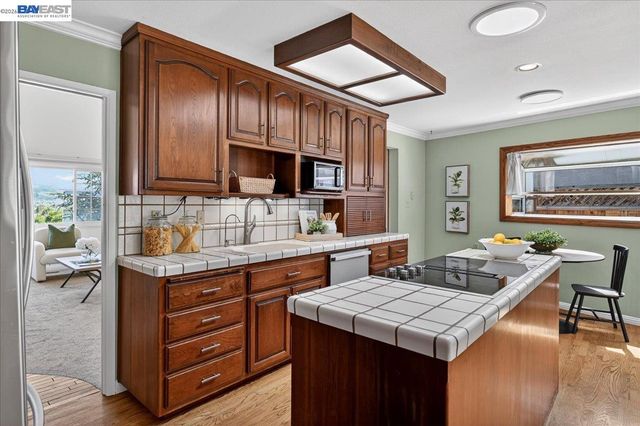 21723 Shadyspring Rd, Castro Valley, CA 94546
