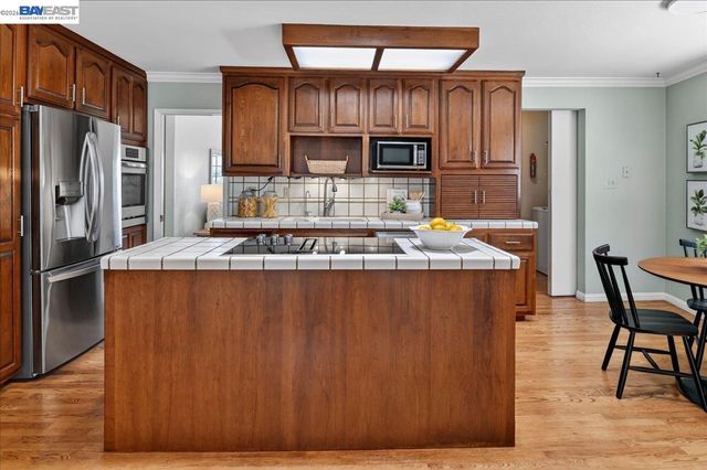 21723 Shadyspring Rd, Castro Valley, CA 94546