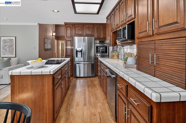 21723 Shadyspring Rd, Castro Valley, CA 94546