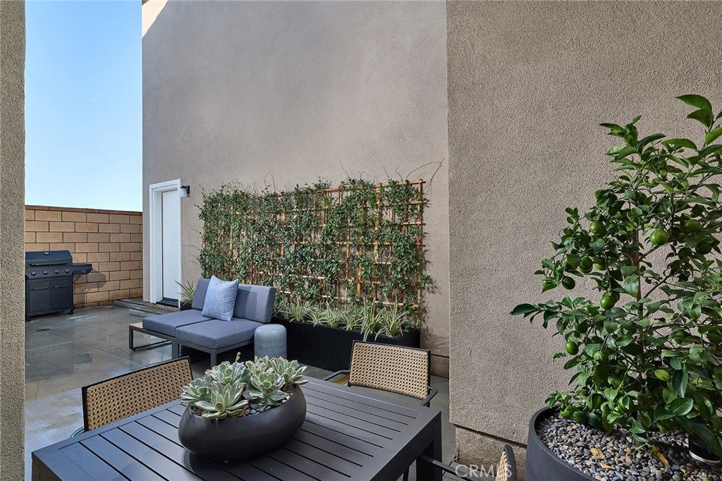 Image 5 of property listing at 16573 Bottlebrush Lane 3, Fontana, CA 92336