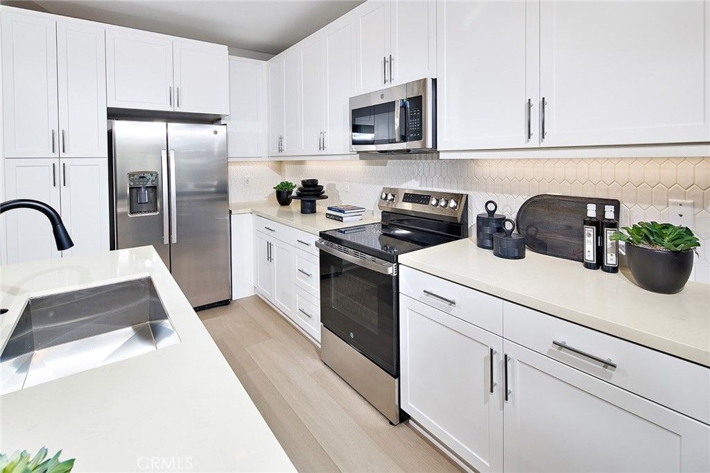 Image 9 of property listing at 16573 Bottlebrush Lane 3, Fontana, CA 92336