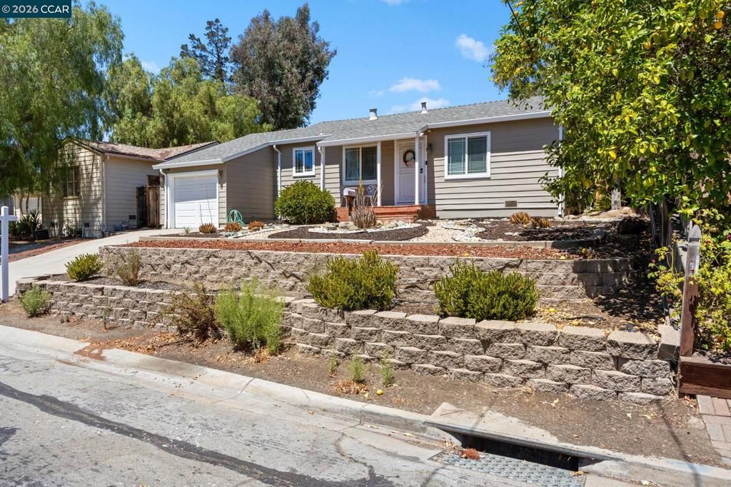 Image 4 of property listing at 2437 Hemlock Avenue, Concord, CA 94520