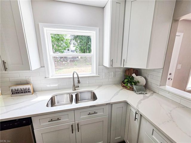 220 Upland DR, Hampton, VA 23666