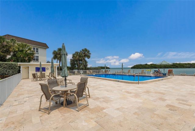 535 SUTTON PLACE, Longboat Key, FL 34228