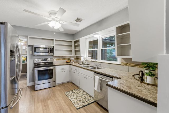 1149 N Old Manor Rd, Wichita, KS 67208