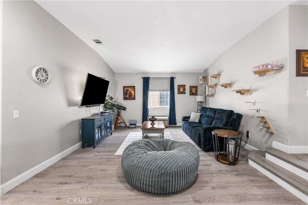Image 33 of property listing at 43857 47th St W, Lancaster, CA 93536