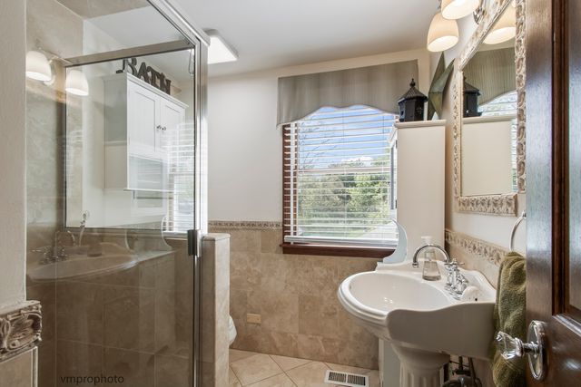 636 N Hickory Avenue, Arlington Heights, IL 60004