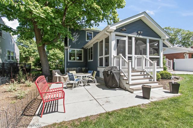 636 N Hickory Avenue, Arlington Heights, IL 60004