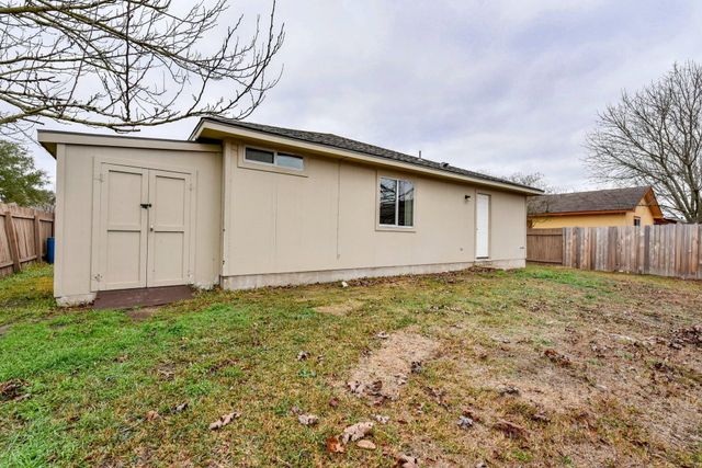 3000 Meadow LN, Taylor, TX 76574