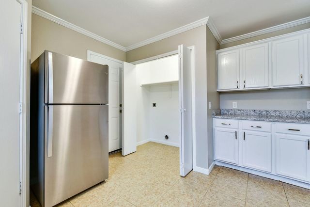 3000 Meadow LN, Taylor, TX 76574