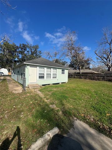 512 Rice Street, Angleton, TX 77515