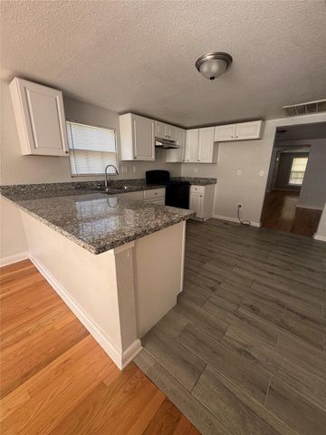 512 Rice Street, Angleton, TX 77515