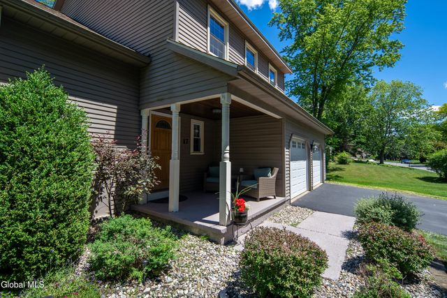 17 Montgomery Way, Clifton Park, NY 12065