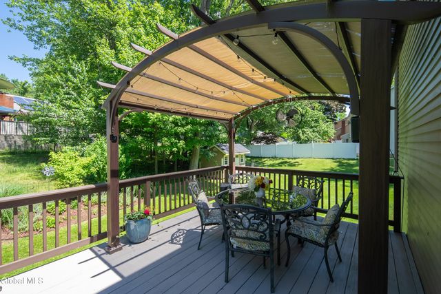 17 Montgomery Way, Clifton Park, NY 12065