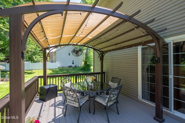 17 Montgomery Way, Clifton Park, NY 12065
