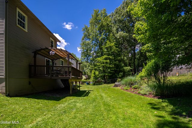 17 Montgomery Way, Clifton Park, NY 12065