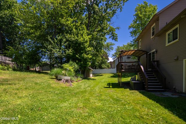 17 Montgomery Way, Clifton Park, NY 12065