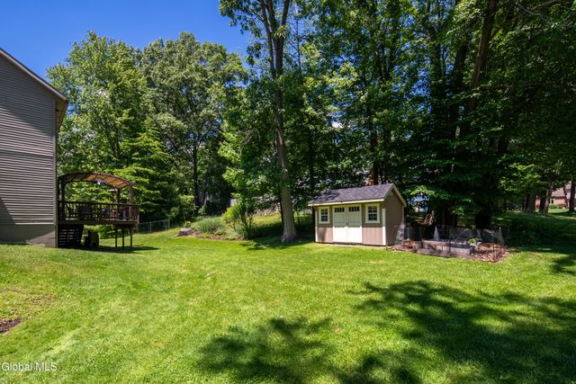 17 Montgomery Way, Clifton Park, NY 12065
