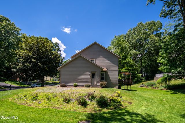 17 Montgomery Way, Clifton Park, NY 12065