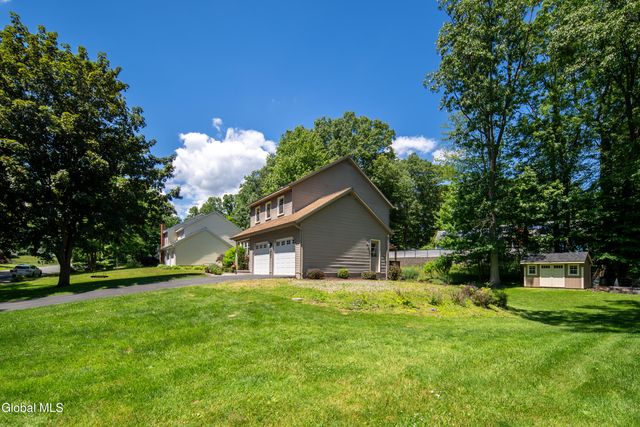 17 Montgomery Way, Clifton Park, NY 12065