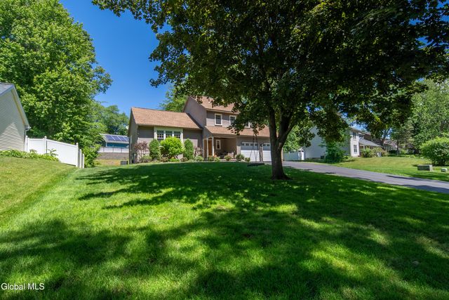 17 Montgomery Way, Clifton Park, NY 12065
