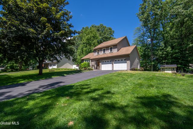 17 Montgomery Way, Clifton Park, NY 12065