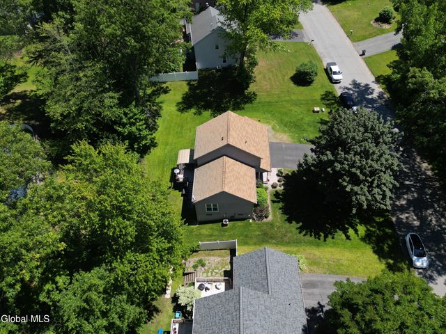 17 Montgomery Way, Clifton Park, NY 12065