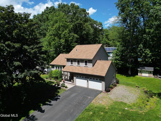 17 Montgomery Way, Clifton Park, NY 12065