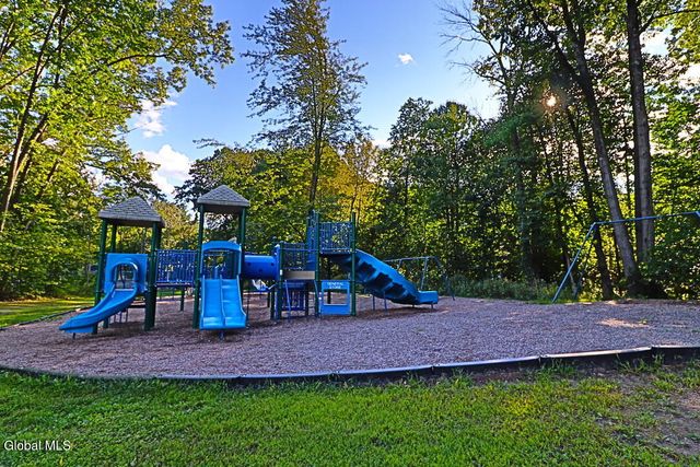 17 Montgomery Way, Clifton Park, NY 12065
