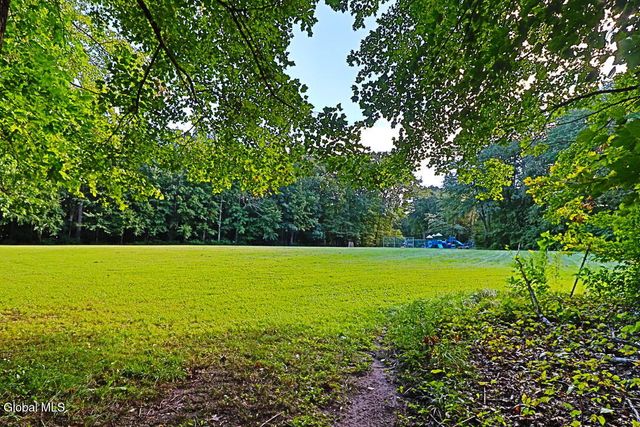 17 Montgomery Way, Clifton Park, NY 12065