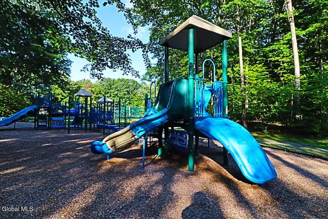 17 Montgomery Way, Clifton Park, NY 12065