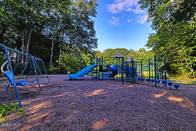 17 Montgomery Way, Clifton Park, NY 12065