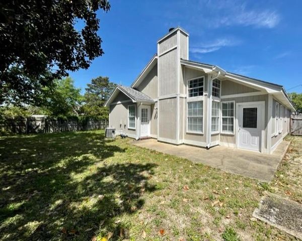 815 Boulevard De L'Orleans, Mary Esther, FL 32569