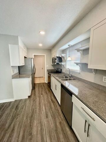 815 Boulevard De L'Orleans, Mary Esther, FL 32569