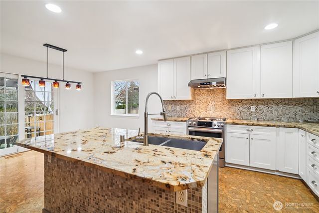 23918 SE 5th Street, Sammamish, WA 98074