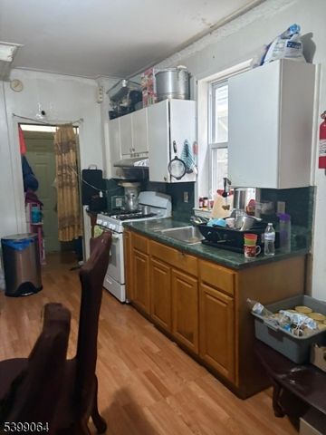 225 Pine St, Elizabeth City, NJ 07206