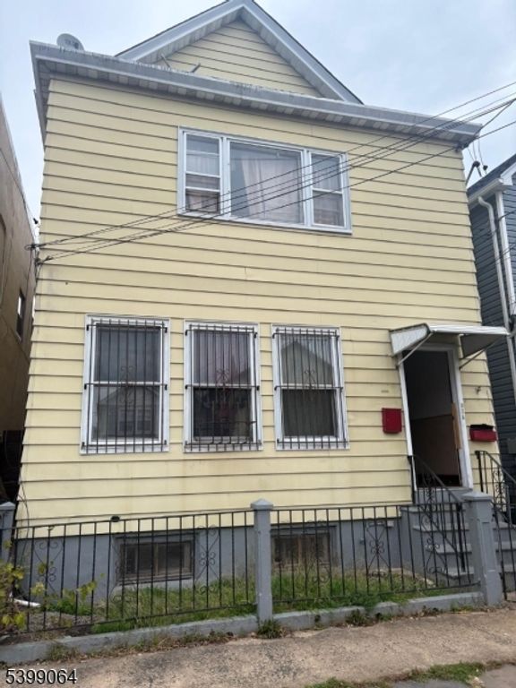 225 Pine St, Elizabeth City, NJ 07206
