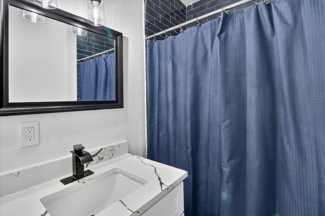 320 E Murrill Street, Baytown, TX 77520