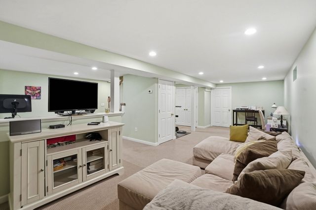 61 Stoney Weir Rd, Halifax, MA 02338