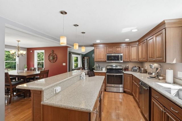 61 Stoney Weir Rd, Halifax, MA 02338