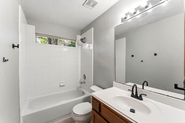 2822 Whitman Drive, Montgomery, TX 77356