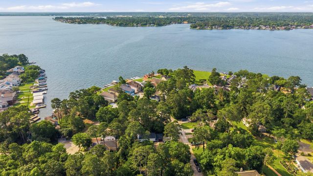 2822 Whitman Drive, Montgomery, TX 77356